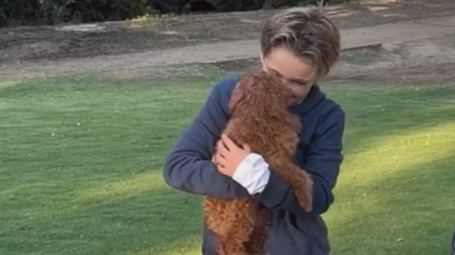 Xavi Xess krijgt een puppy van Yolante voor zijn verjaardag