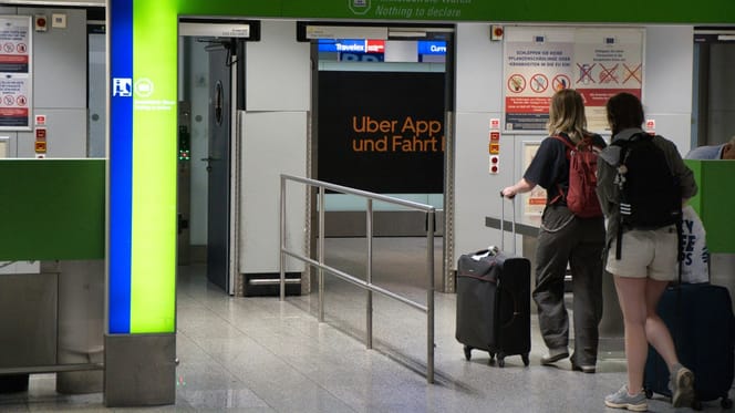 Zollkontrolle nach der Landung am Flughafen