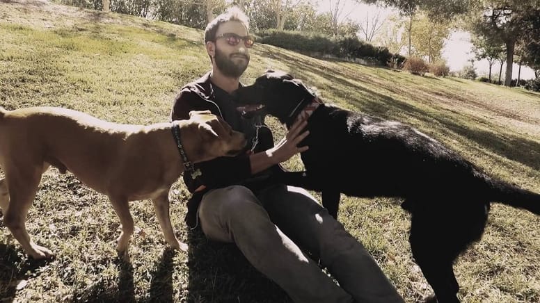 dani rovira junto a dos de sus perros