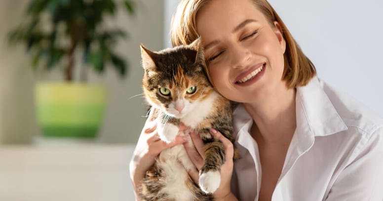 mujer estresada abrazo gato