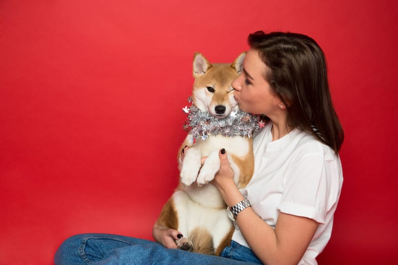 dueña besando a su perro
