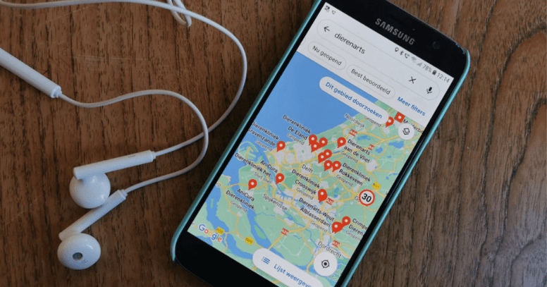 Telefoon die zoekresultaten van dierenartsen in de buurt toont