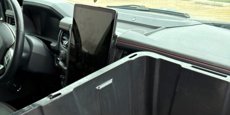 Un dipendente scopre una scatola sigillata: la sua attenzione salva 6 vite innocenti