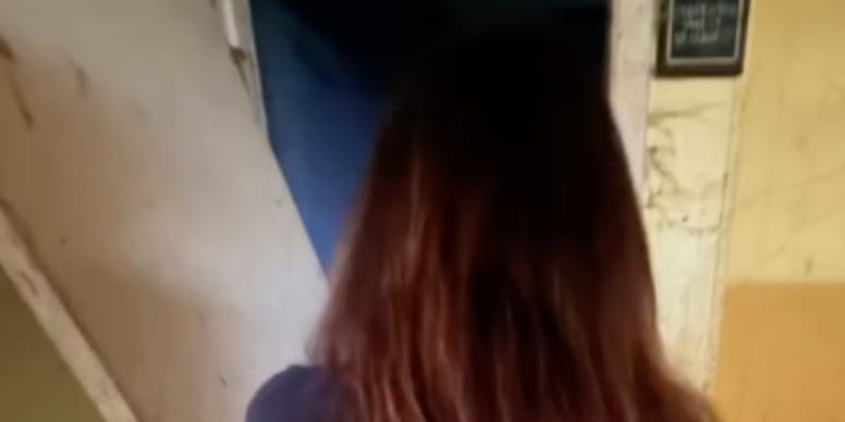 Un acheteur pense visiter une maison vide : il découvre le secret qu'abrite ce logement depuis 1 an
