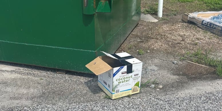 Neben einem Müllcontainer abgestellt: Dieser Kokosnusssaftkarton birgt ein schreckliches Geheimnis