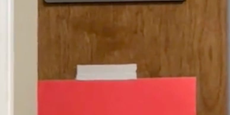 Vet leaves note on clinic room door; pet owners read it and burst into