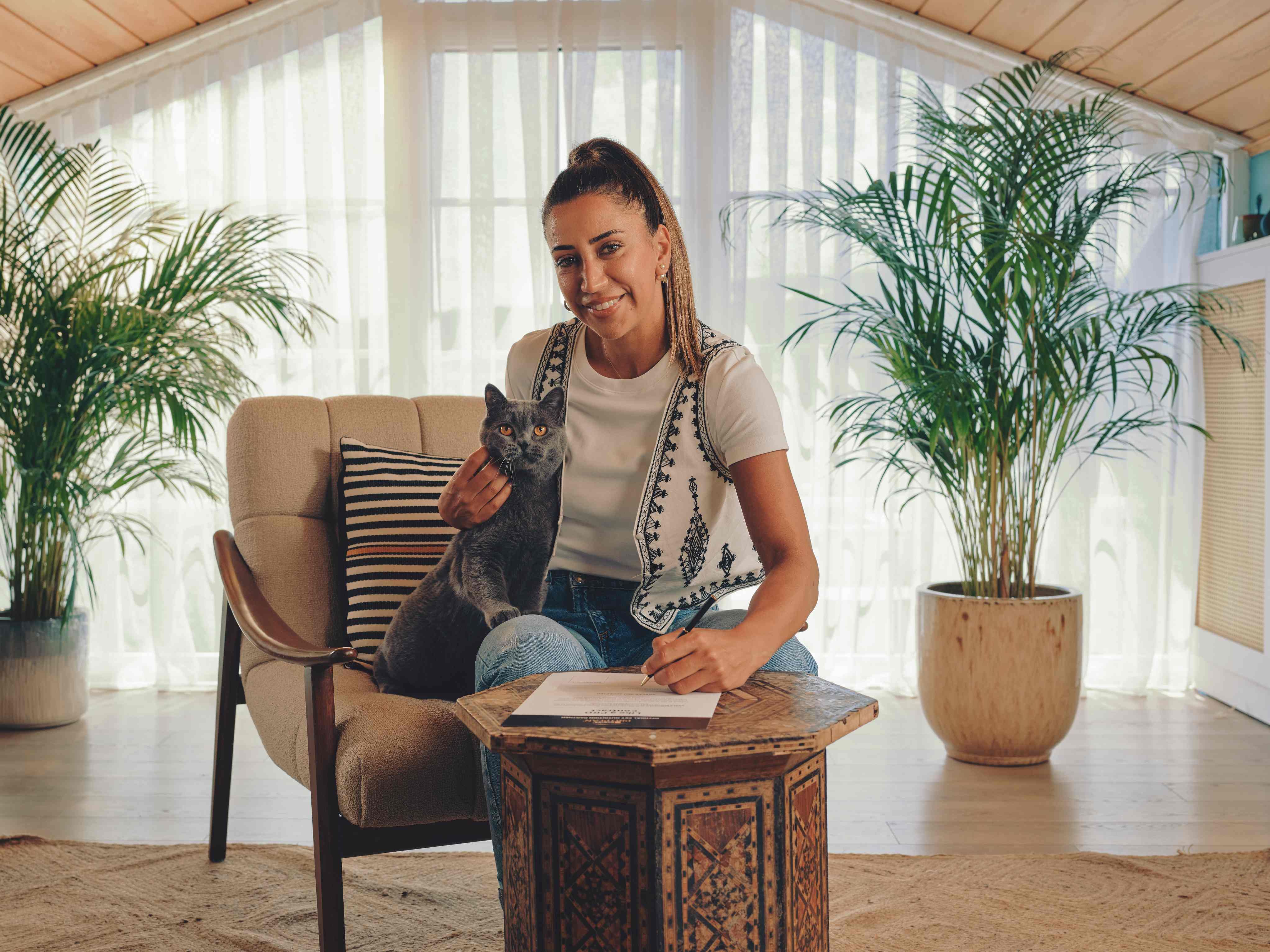 Die türkische Meisterin Çağla Büyükakçay mit ihrer Katze Izo