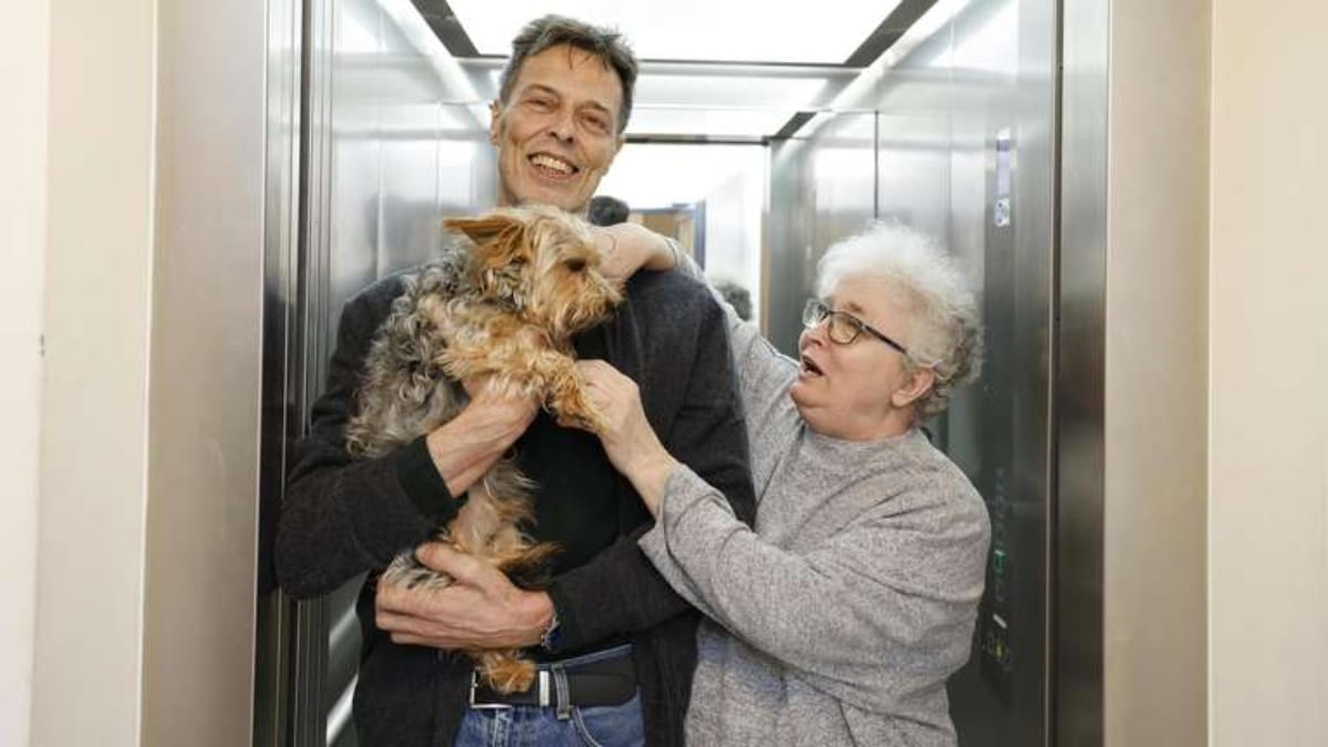 Hund in Fahrstuhltür gefangen