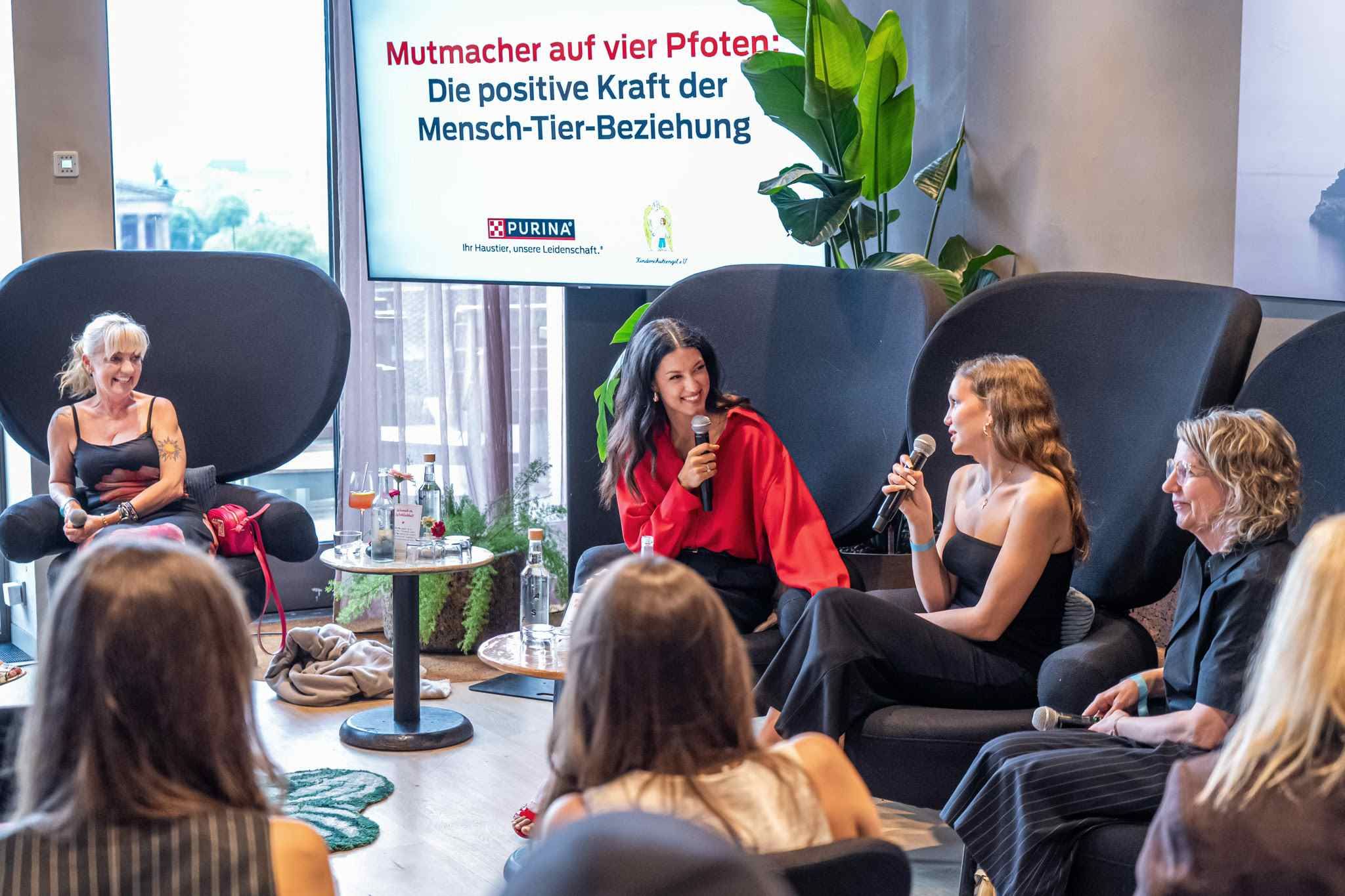 Die Expert:innen während des Panel-Talks v.l.n.r.: Jacqueline Boy, Gründerin Kinderschutzengel e.V., Rebecca Mir, TV-Moderatorin, Malin und Christina Möller, Tochter und Mutter mit persönlicher Erfahrung mit Therapiebegleithunden.