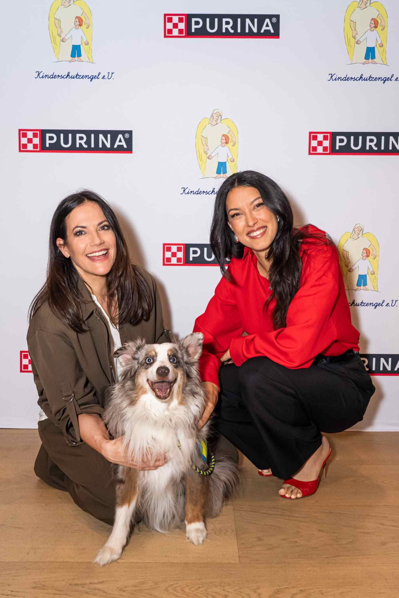 Bettina Zimmermann und Rebecca Mir mit Therapiebegleithund Spirit