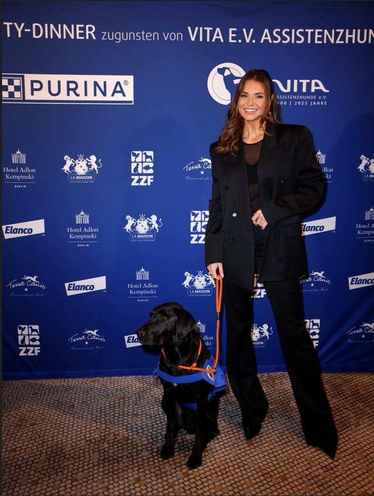 Laura Wontorra mit VITA Assistenzhund