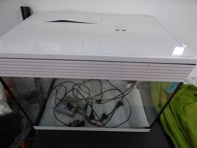 Vends aquarium 68L avec accessoires (13)