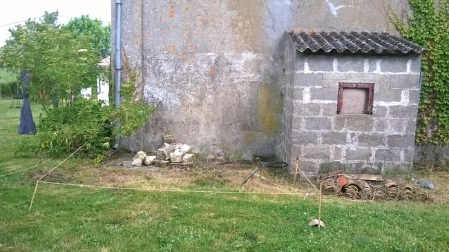 mes lapin a l'extérieur (enclos extérieur fait maisons)