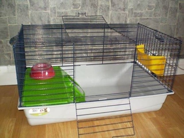 TRES BELLE CAGE POUR LAPIN AVEC ACCESSOIRES INCLUS