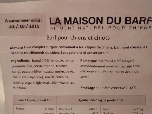Elle boude ses gamelles de viande (BARF)