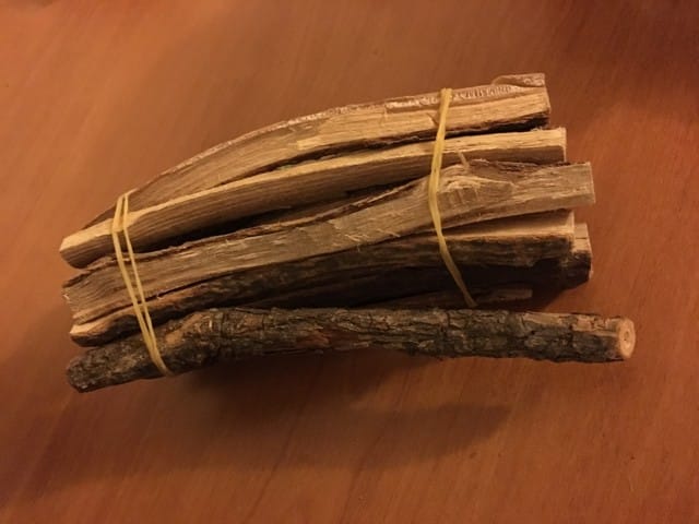 Donner des bûchettes de bois