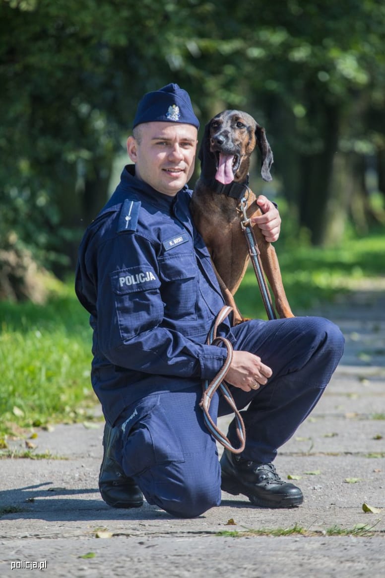 pies z policjantem